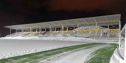 Bitlis’te karla kaplı stat temizlendi