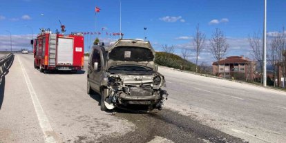 Bilecik’te kontrolden çıkan araç refüje çarptı