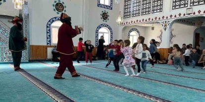 Hisarcık’ta 4-6 yaş Kur’an Kursu öğrencilerine Hacivat ve Karagöz gösterisi