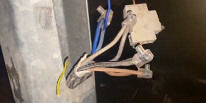 Cadde ve sokak aydınlatmaları için kurulan direklerden evlere kaçak elektrik hattı çektiler