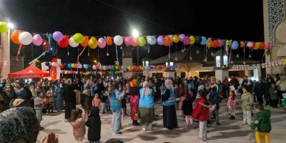Teravih sonrası cami avlusunda çocuk şenliği düzenlendi