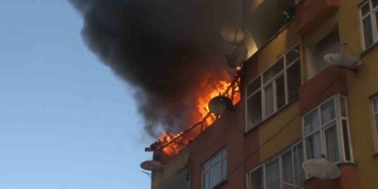 Esenler’de 4 katlı binanın çatısı alev alev yandı