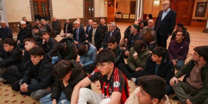 Rize’de öğrenciler cemaati az olan camilerde teravih namazında buluşuyor