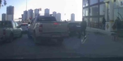 Trafikte tartıştıkları kişinin aracına sopa ve sandalyelerle saldırdılar