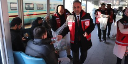 Konya’da iftar vaktine yolda yakalananlara iftarlık ikram edildi