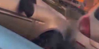 Kaza sonrası çocukların çığlıklarına rağmen kavga ettiler