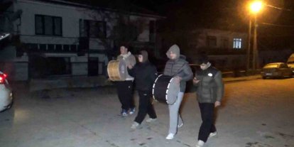 Liseliler davul çalarak sahura kaldırıyor: "Bahşişleri bol bol hazırlayın"
