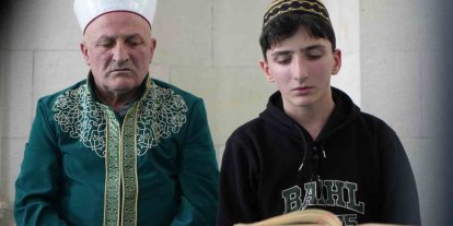 Aynı kubbe altında iki nesil: Hafız oğul mukabele okuyor, imam hatip baba namaz kıldırıyor