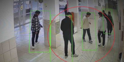 Arkadaşlarının top olarak oynadığı boş pet şişeyi çöpe atan kız öğrenci çevre duyarlılığıyla taktir topladı