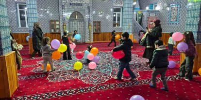 Kur’an kursuna giden minikler oruçlarını camide açtı