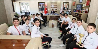 İl Müdürü Yunus Öztürk, su topu sporcularını tebrik etti