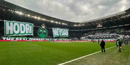 Futbolcu olamadılar ama tribünleri pankartlarıyla renklendiriyorlar