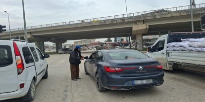 Zabıta operasyonuyla yakalanan dilencilerin üzerinde 4 bin TL’yi bulan para ele geçirildi