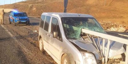 Elazığ araç bariyerlere ok gibi saplandı: 2 yaralı