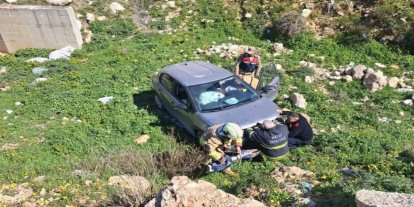 Defne’de uçurumdan yuvarlanan otomobil sürücüsü yaralandı