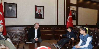 Bayrak nöbeti tutan minik öğrenciler Vali Hatipoğlu’nun konuğu oldu