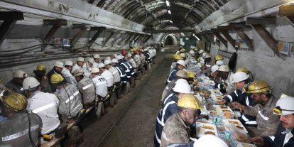 Bakan Bayraktar, madencilerle iftar yaptı