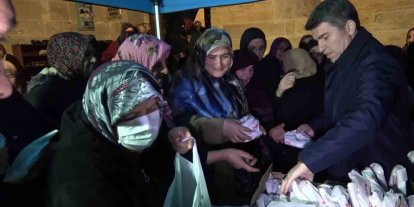 Vali Önder Bakan, cami bahçesinde ve kütüphanede vatandaşlara simit ile ayran dağıttı