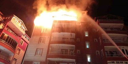 Apartmanın teras katı alevlere teslim oldu