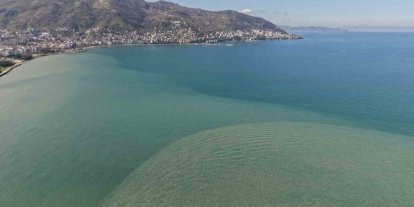 Ordu’da eriyen kar suları denizin rengini değiştirdi