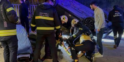 Takla atan otomobilde 2 kişi yaralandı, diğer sürücü kaçtı