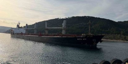 Çanakkale Boğazı’nda makina arızası nedeniyle karaya oturan gemi kurtarıldı