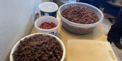 Bilecik’te bodrum katta kaçak yemek üretimine zabıta baskını