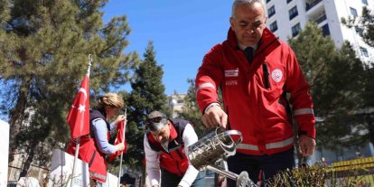 Elazığ’da bayram öncesi, şehitlikler temizlendi