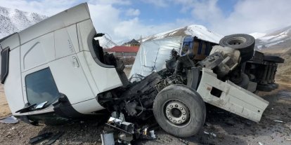 Yüksekova’da İran plakalı tır devrildi: 1 yaralı