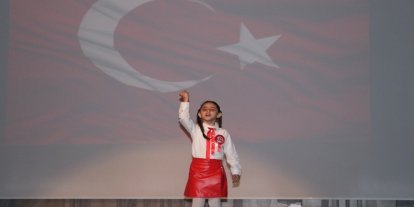 Küçük kız çocuğundan duygulandıran İstiklal Marşı performansı