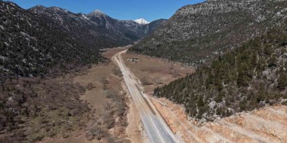 Sular çekildikten sonra yeniden ulaşıma açılan Antalya-Konya kara yolu havadan görüntülendi