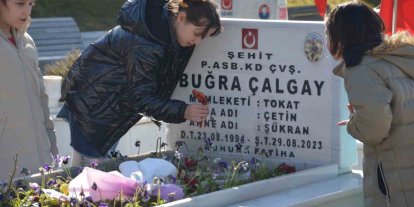 El ele verip şehitlikte temizlik yaptılar