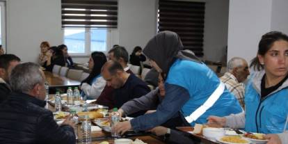 Kars Huzurevi Sakinleri Ve Öğrenciler Aynı Sofrada