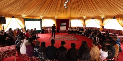 Otağ çadırında minik kitapseverler için imza günü