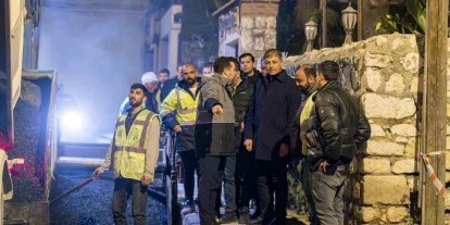 Başkan Tugay yol emekçileriyle gece mesaisinde buluştu