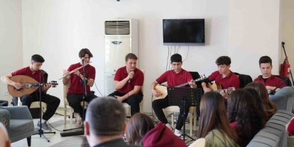 Muğla’da liseli gençlerden huzurevi sakinlerine müzik ziyafeti