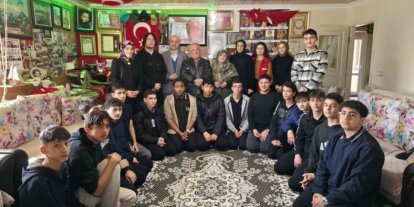 Gençler bayram öncesi şehit ailelerini ziyaret etti