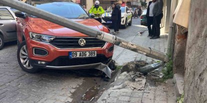 Kontrolden çıkan otomobil aydınlatma direğini devirdi