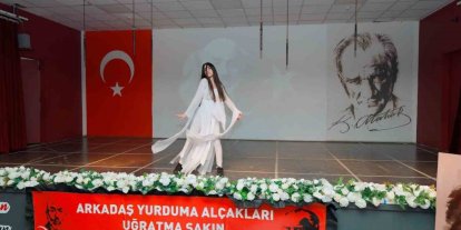 Gaziantep Kolej Vakfı Özel Okulları öğrencileri bayrak alkışı