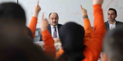 Öğrencilere kendi hikayesini anlattı