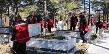 Bayram öncesinde şehitlik temizlendi