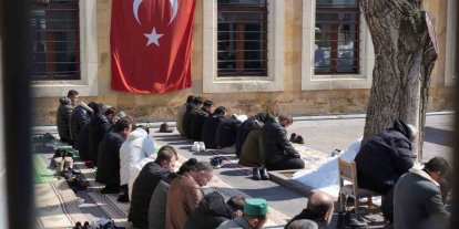 Ramazan’ın son Cuma namazında yoğunluk: Bayburt’ta camilere sığmayan cemaat avluda saf tuttu