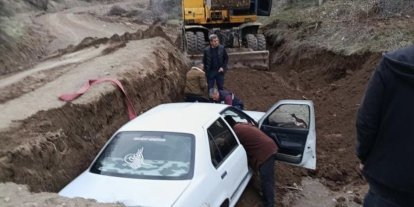 Elazığ’da çukura düşen araç kurtarıldı