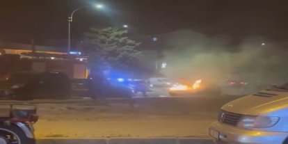 Alev alan aracı itfaiye ekipleri söndürdü