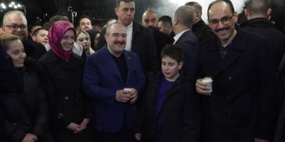 AK Parti Bursa Milletvekili Varank ve MİT Başkanı Kalın, sahurda vatandaşlarla bir araya geldi