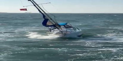 Çanakkale’de sürüklenen yelkenlinin yardımına balıkçı teknesi koştu