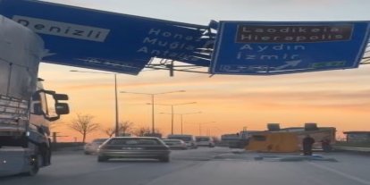 Yönlendirme tabelasına çarpan tırın dorsesi yola savruldu