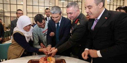 Polislerden özel bireye unutamayacağı doğum günü sürprizi