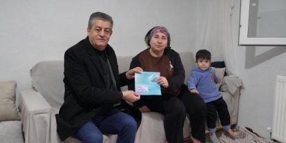 Başkan Yarka kapı kapı dolaştı, sosyal kartları bizzat teslim etti