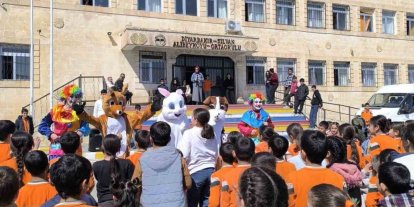 Silvan Anadolu Lisesinden yetim ve köy çocuklarına bayram harçlığı